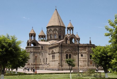 Eçmiədzindəki qondarma “Artsax bayrağı” 