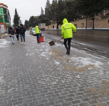 Səhər saatlarından paytaxtda qardan təmizlik işləri davam edir