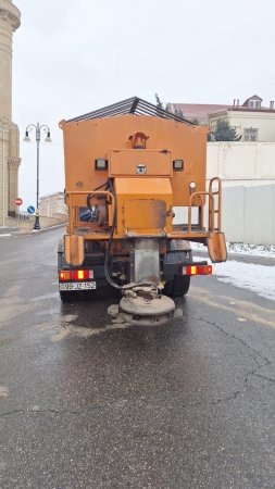 Səhər saatlarından paytaxtda qardan təmizlik işləri davam edir