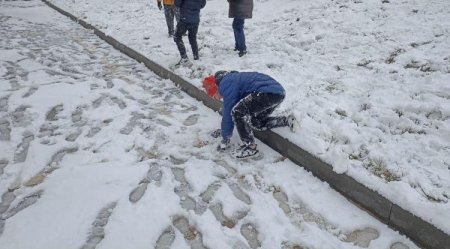 Səkilərdəki bəzək-düzəkli, sürüşkən daşlar kimə lazımdır?..